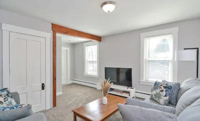 Clean, stylish Large room in Athol